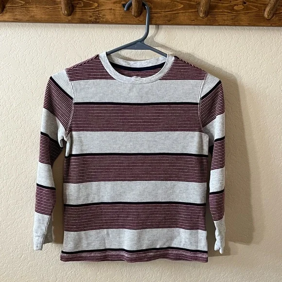 Old Navy Black and Gray Long Sleeve Tees 3 Pack Boy - Picture 4 of 8